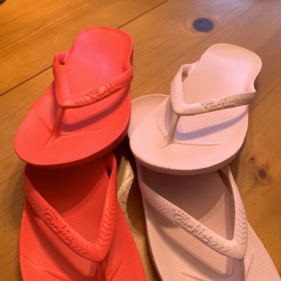 SOLD OUT. 2 pairs of flip flops - Picture 1 of 5